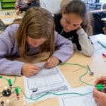 Animations scolaires électricité pour enfants : Les électrons se bousculent 9