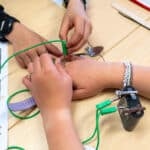 Animations scolaires électricité pour enfants : Les électrons se bousculent 10