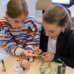 Animations scolaires électricité pour enfants : Les électrons se bousculent 12