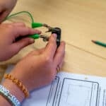 Animations scolaires électricité pour enfants : Les électrons se bousculent 4