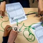 Animations scolaires électricité pour enfants : Les électrons se bousculent 6