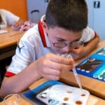 Animations scolaires : Chercheur en laboratoire 7