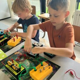 Stages de vacances pour enfants de 4 à 5 ans ayant pour thème 'Mini découvreurs'