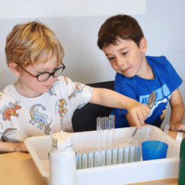 Stages de vacances pour enfants de 4 à 5 ans ayant pour thème 'Mini découvreurs'