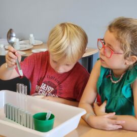 Stages de vacances pour enfants de 4 à 5 ans ayant pour thème 'Mini savants'