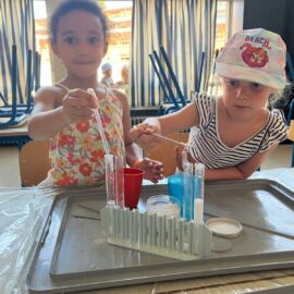 Stages de vacances pour enfants de 4 à 5 ans ayant pour thème 'Mini savants'