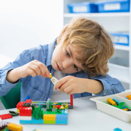 Enfant jouant aux Lego